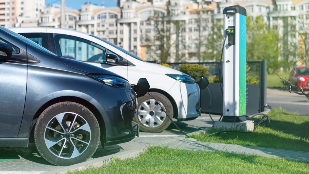 Dotácie na výstavbu nabíjacích staníc pre elektromobily: Žiadať o ne môžete do júna 2025