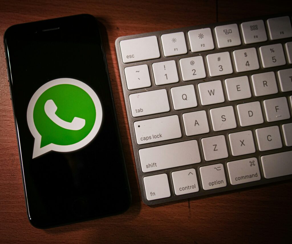 Finančná správa na WhatsApp: praktický krok vpred, alebo komunikačné riziko pre štátnu inštitúciu?